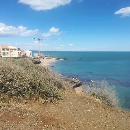 4 Personnes Sur Le Port Agde